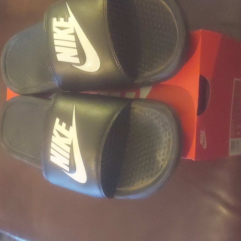 Men's size 11 Nike flip flops